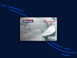 Cartão de crédito Casas Bahia com design prata em fundo azul.