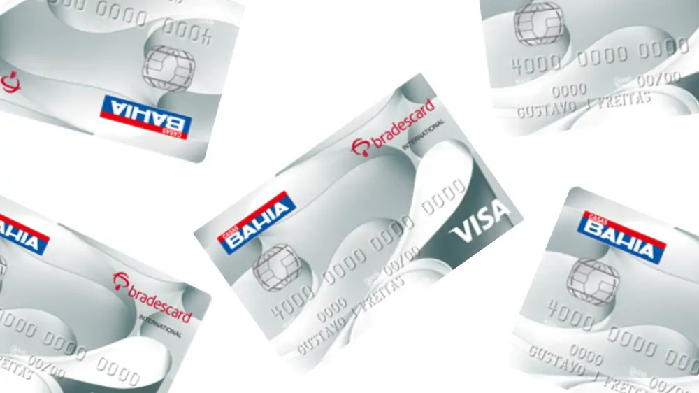 Cartões de crédito Casas Bahia dispersos em fundo branco.